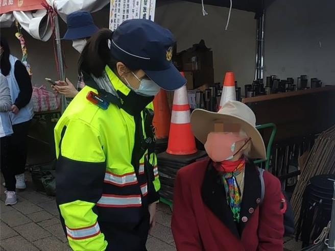 2025台湾灯会周末吸引大批游客，14日情人节下午5时许 1名80多岁的老妇与女儿在人潮中走散，幸好中坜警分局即时启动寻人机制，仅花约30分钟内便成功寻回，让母女团圆。（中坜分局提供／廖姮玥桃园传真）
