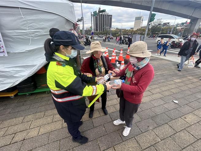 2025台湾灯会周末吸引大批游客，14日情人节下午5时许 1名80多岁的老妇与女儿在人潮中走散，幸好中坜警分局即时启动寻人机制，仅花约30分钟内便成功寻回，让母女团圆。（中坜分局提供／廖姮玥桃园传真）