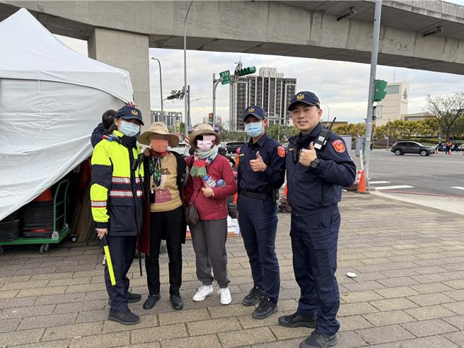 2025台湾灯会周末吸引大批游客，14日情人节下午5时许 1名80多岁的老妇与女儿在人潮中走散，幸好中坜警分局即时启动寻人机制，仅花约30分钟内便成功寻回，让母女团圆。（中坜分局提供／廖姮玥桃园传真）
