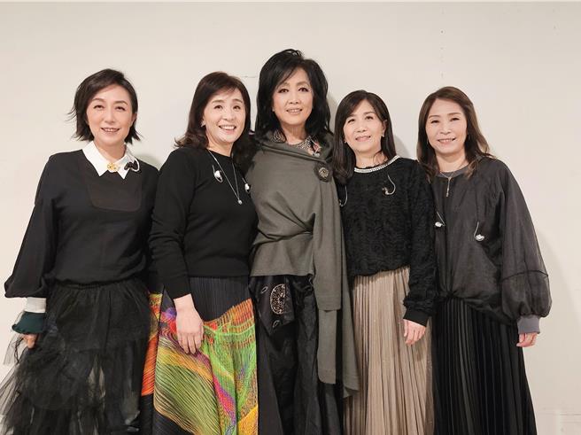 齐豫（中）与金韵四小在后台开心合照。（中华音乐人交流协会提供）