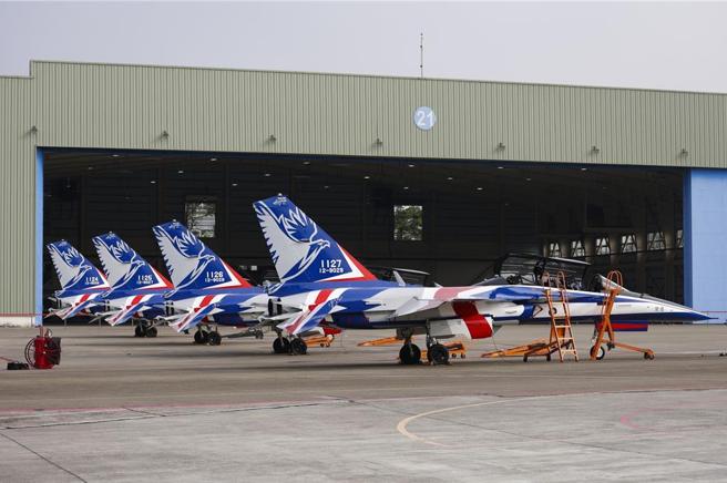 與失事同機型，但不同編號的勇鷹高教機隊。圖／劉朱松