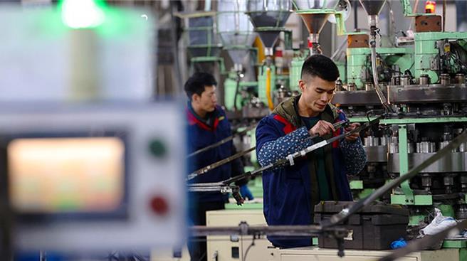 陸一線先進製造業新春開足馬力全力以「復」。（大陸央視）