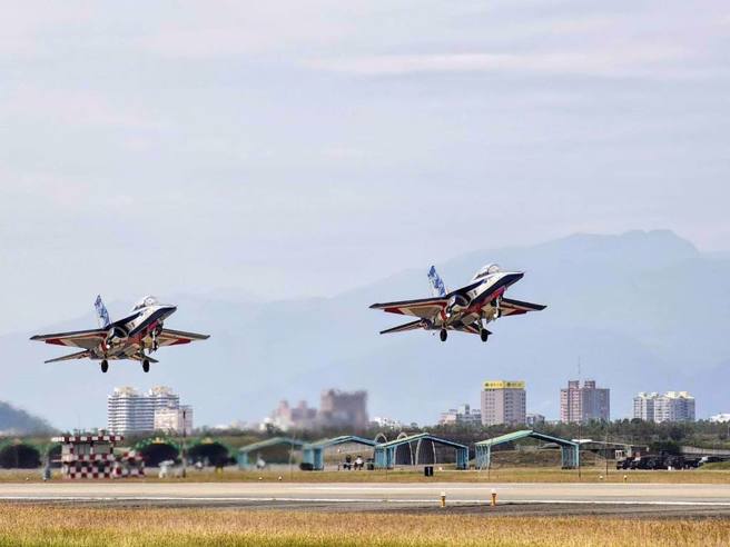 勇鹰高教机罕见双发动机失效，发出巨响后平行盘旋坠海。(示意图，中时资料库)