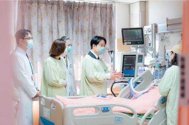 總統賴清德今天赴台中探視新光三越百貨氣爆案受傷民眾。（總統府提供／游念育台北傳真）