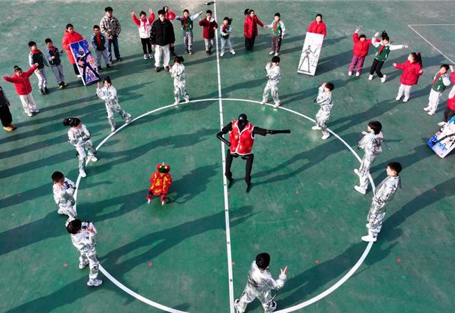 创新链遇见产业链陆科技成果转化加速新质生产力发展。图为2月13日武汉市未来实验美林小学学生与智慧型机器狗和人形机器人共舞。（新华社）