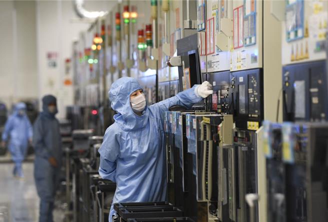 创新链遇见产业链陆科技成果转化加速新质生产力发展。图为西部（重庆）科学城华润微电子重庆园区工人在8吋功率半导体晶圆生产厂房作业）。（新华社）