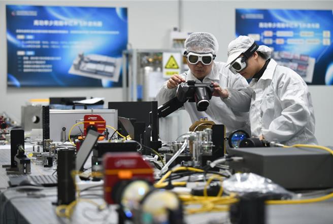 创新链遇见产业链陆科技成果转化加速新质生产力发展。图为2024年3月11日科研人员在中国科学院西安光学精密机械研究所阿秒科学与技术研究中心做实验。（新华社）
