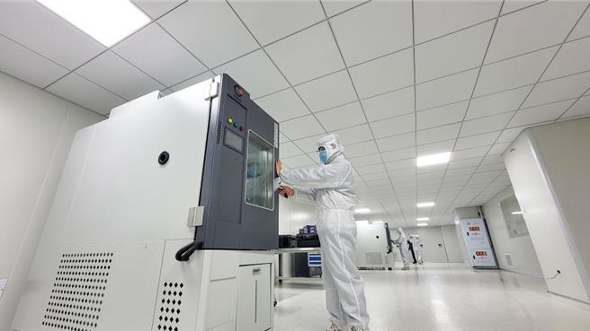 创新链遇见产业链陆科技成果转化加速新质生产力发展。图为2024年10月25日研发人员在重庆高新技术产业研究院中试线开展新品测试。（新华社）