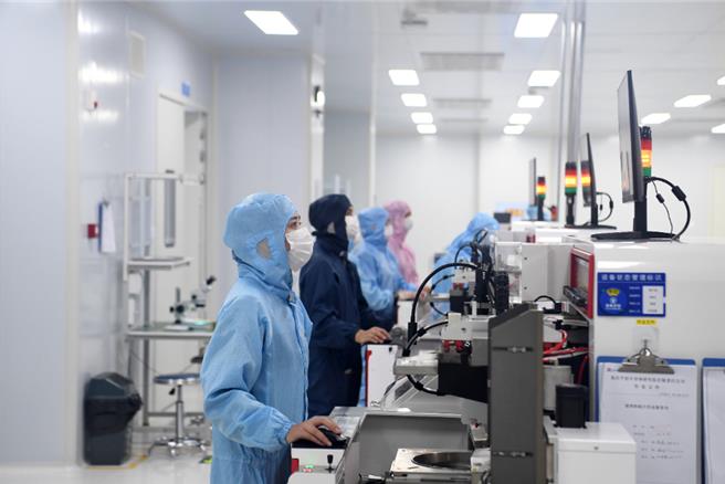 创新链遇见产业链陆科技成果转化加速新质生产力发展。图为2024年5月10日技术人员在重庆平创半导体研究院生产线上忙碌。（新华社）