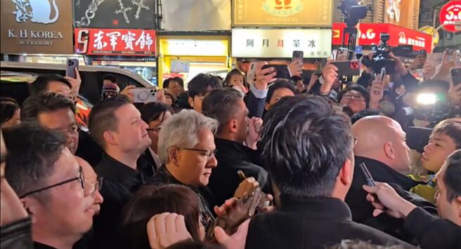 2025台北国际连锁加盟春季展14日开展，随AI教父黄仁勋掀起夜市经济热潮，小额摊车连锁加盟品牌成为展览新焦点。图／本报资料照片