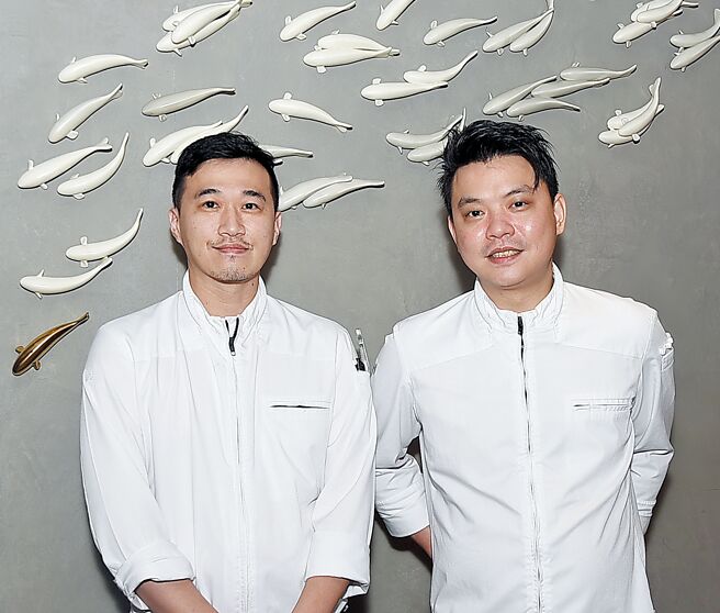 「T＋T」主人兼總主廚蔡元善（右）與主廚李至正，以「轉譯」概念聯手為餐廳設計新菜式。