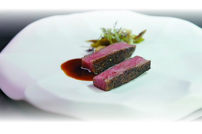 「T＋T」本季新菜「和牛．丁香魚．豆豉」，是用日本A5和牛紐約客煎烤，皮酥肉嫩、且不油膩。搭配的邊菜靈感來自「青椒炒牛肉」及「豆豉小魚」。圖／姚舜