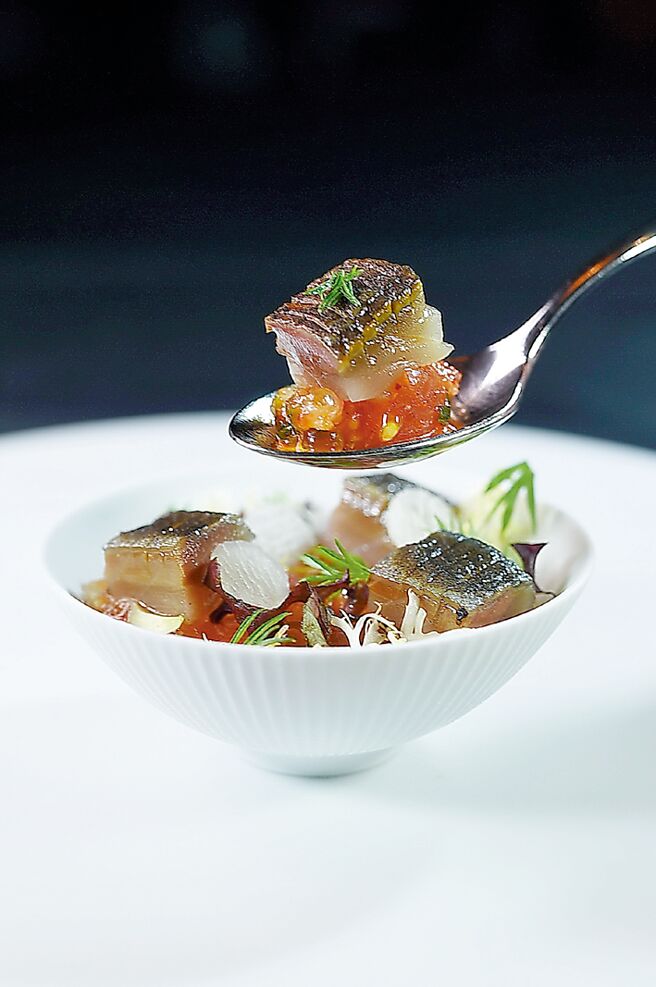 「T+T」春季新菜「鯖魚．番茄．泡菜」，是以用香茅、南薑及海鹽醃漬的鯖魚碳烤，搭配泡菜碎、鹽膚木風味番茄，並以番茄澄清湯做的晶凍味，以精湛廚藝「轉譯」茄汁風味的「鯖魚罐頭」的味道。圖／姚舜