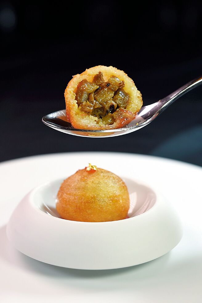 「T＋T」春季新菜「伊比利豬．梅．貝涅餅」的內餡，是用伊比利豬的梅花肉，用麥芽糖和醬油醃漬後炭烤，丸子底下襯著濟州梅製成的醬汁提味，酸甜交織、解膩開胃。圖／姚舜