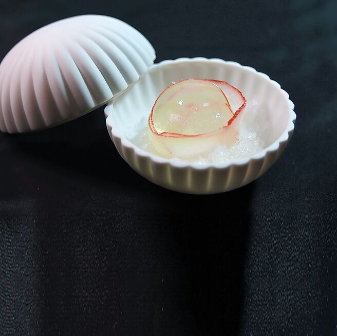 「T＋T」本季套餐前甜點「蓮霧．玫瑰．萊姆」，中間是口感彈Q的玫瑰檸檬果凍，並以薄切新鮮蓮霧片圈起，襯底的是玫瑰檸檬鑽石冰。圖／姚舜