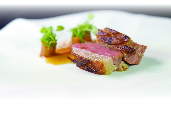 「T+T」本季套餐主餐選擇之一「羊鞍．珍珠洋蔥．孜然」，風味靈感來自新疆「孜然羊肉」，提味的羊骨醬汁加入孜然後，羊肉風味更明顯。圖／姚舜