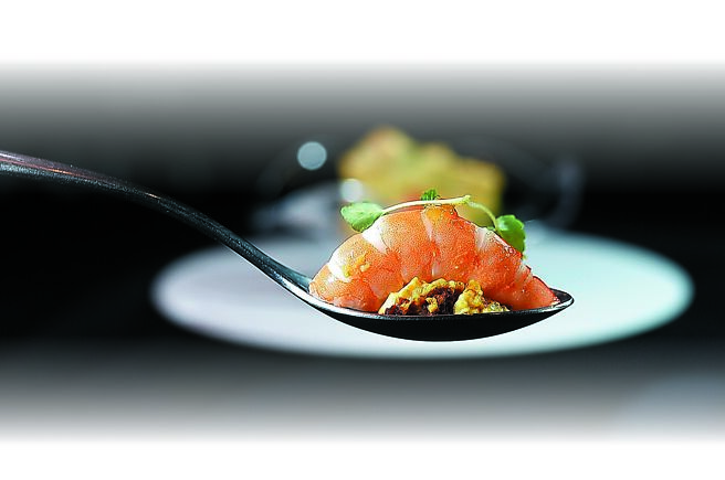 「T＋T」新菜「白蝦．腐皮．參峇」堪稱一道「乾的叻沙」，白蝦、椰粉、腐皮等食材都是「叻沙」的元素。圖／姚舜