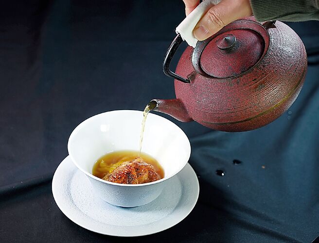 「T＋T」春季新菜「竹地雞翅．瑤柱．黃柚」，是以肉質緊實富彈性、味道清甜的竹地雞肉與瑤柱絲為食材，以精緻廚藝詮釋粵菜「瑤柱雞湯」的風味。圖／姚舜