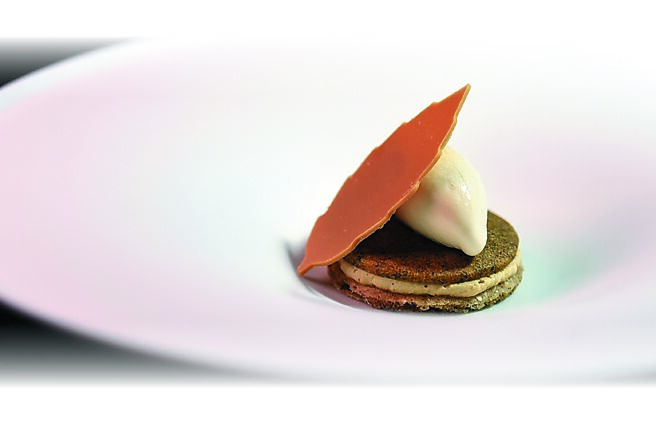 「T＋T」本季套餐主甜點「咖啡．紅玉．淡奶」，是以又稱「海南咖啡」的「南洋咖啡」為概念設計，由底部堆疊而上的是紅玉達克瓦茲、咖啡甘納許，淋上紅茶焦糖醬，上面搭配的是焦糖巧克力片及紅茶餅乾，可搭配淡奶冰淇淋一起享用。圖／姚舜