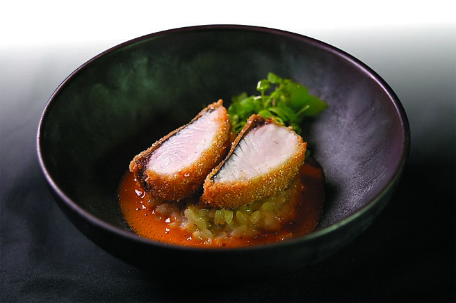 「T＋T」本季壓軸菜式「紅咖喱．薄荷．越光米」，魚排是以鰆魚裹上柿種米粉後炸製、外脆內嫩。搭配的米飯是以紅咖喱為基底，以香茅、薑末添香加入香料椰漿製成，展現濃郁東南亞風味。圖／姚舜