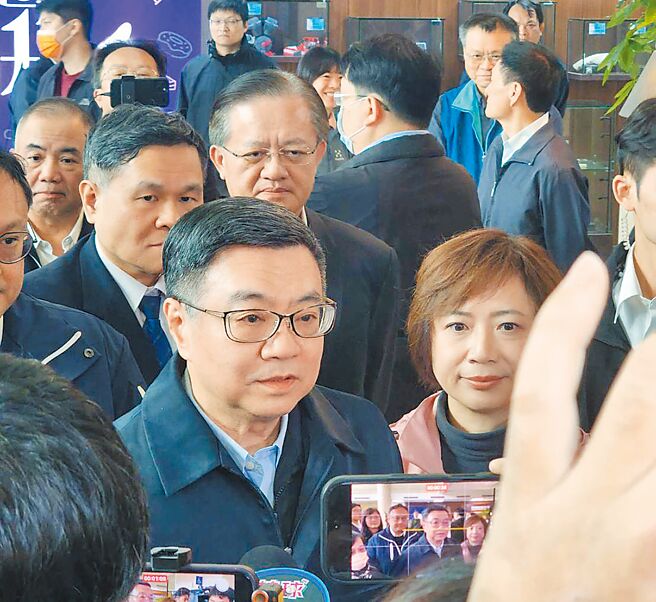 行政院长卓荣泰14日到台中听取简报，了解台中新光三越气爆事件处理过程。（林欣仪摄）