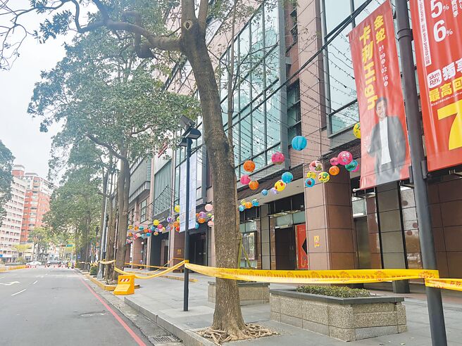 台中新光三越发生气爆事件，14日现场仍封锁，周边一片冷清。（林欣仪摄）