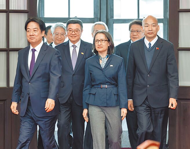 2024年税收超徵5283亿元，赖清德总统（左一）14日首度表态，表示税收将用在4个地方，社会投资包含0到6岁孩童国家一起养、高中职免学费和私立大学学费补助、推动长照3.0与百亿癌症基金。（总统府提供）