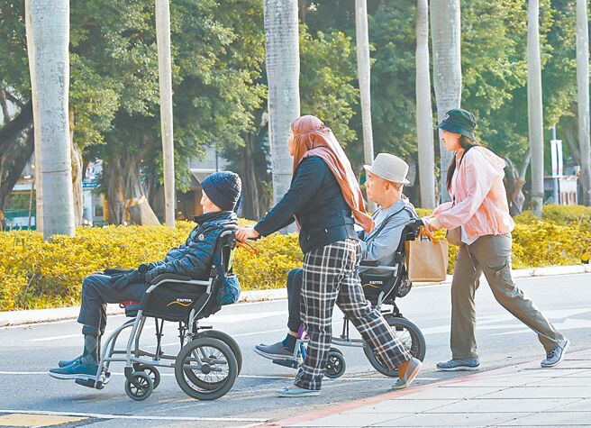 劳动部推动「多元陪伴照顾服务试办计画」，14日公布6家核准试办钟点移工机构名单。（本报资料照片）