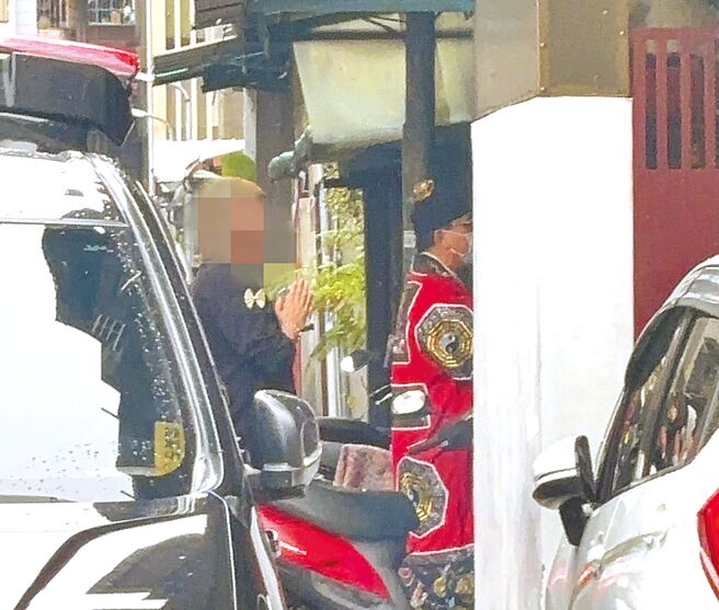 遭杀人魔张介宗杀害分尸的第二位被害人张妇家属，14日带着法师到命案现场楼下诵经招魂。（郭良杰摄）