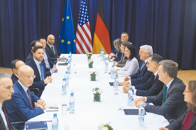 慕安会报告指出，大陆推「多极秩序」，最终只是积累实力，以与美国竞争的「战略性修辞」。图为美副总统范斯（左四）出席第61届慕尼黑安全会议。（美联社）