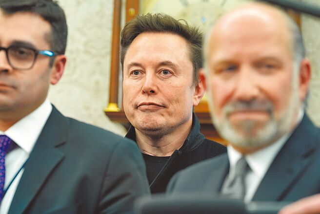 新墨西哥州及其他13个州的检察长13日在华盛顿特区联邦法院提起诉讼，指控川普未经国会授权就给予亿万富翁马斯克「无限制的法律权力」。（美联社）