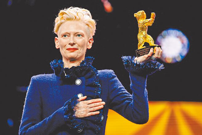 蒂妲史云顿出道超过40年，第75届柏林影展获颁荣誉金熊奖。（路透）