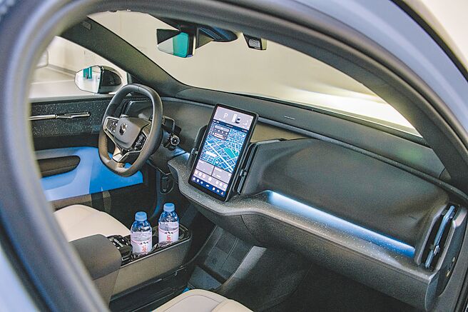 Breeze微風藍車室內搭星砂微粒嵌飾。（陳大任攝）