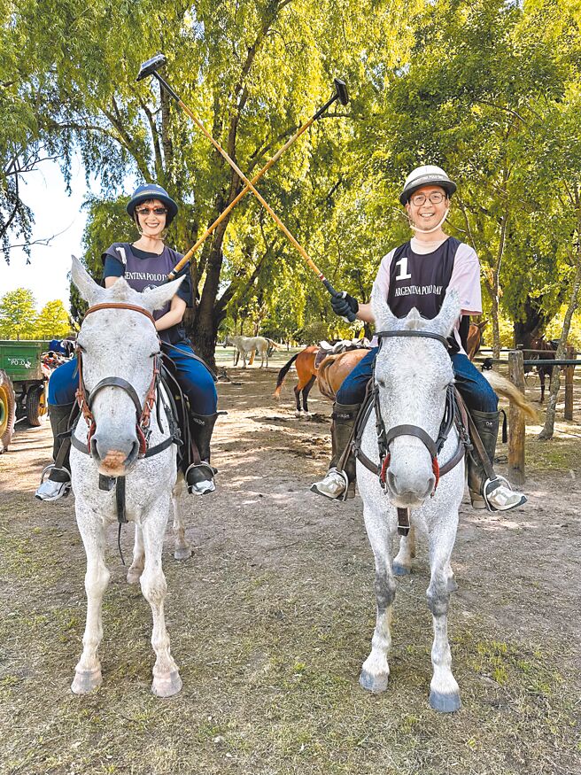 陆明君和老公Mark在阿根廷打马球初体验。（拾光创艺所提供）