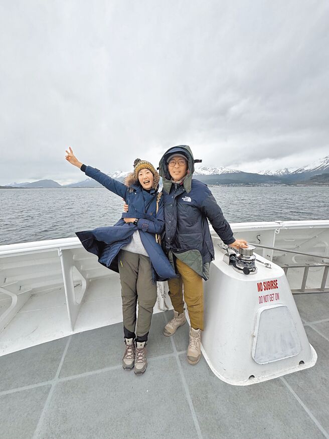 陆明君和老公Mark在乌斯怀亚搭船，靠近南极圈。（拾光创艺所提供）