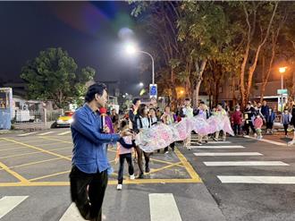 高雄里長辦音樂抽獎趴！DIY垃圾袋「燈籠蛇」慶元宵