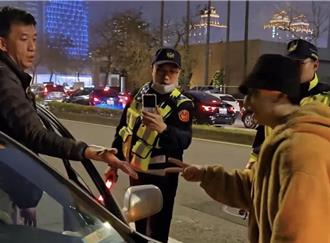 台灣燈會搶車位民眾起衝突 警當裁判要雙方猜拳決鬥