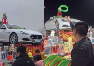 套圈圈最大獎「瑪莎拉蒂」 陸男狂投8000圈把它開回家