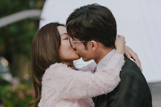 曾莞婷放下舊愛接受小鮮肉告白！ 認愛管麟當眾熱吻