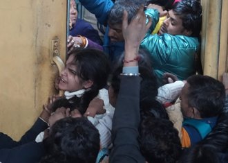 印度新德里火車站發生踩踏事件 已知18死10傷