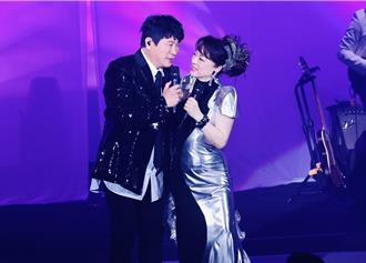 翁倩玉唱一半「白马王子」突衝上台！牵手拥抱公开示爱