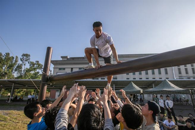 国防部114年军校招生「菁英专案」正式展开，来自全国约360位高中职学生昨日参访陆军官校，透过合理冒险训练等体验活动，深入认识军校现代风貌，进而坚定学子从军意愿，加入国军保国卫民的行列。（记者林睿奕摄）