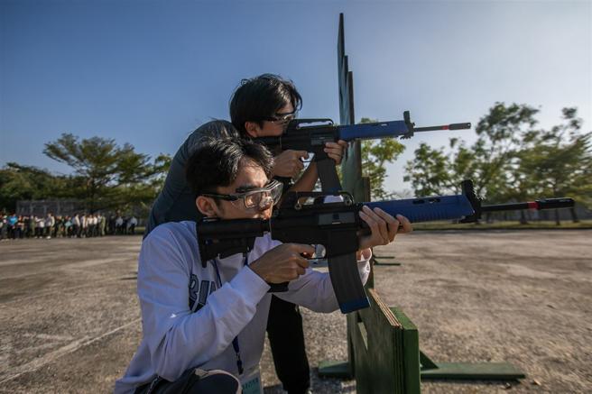  快速反应射击让青年学子近距离接触国防，进而深化从军意愿。（记者林睿奕摄）