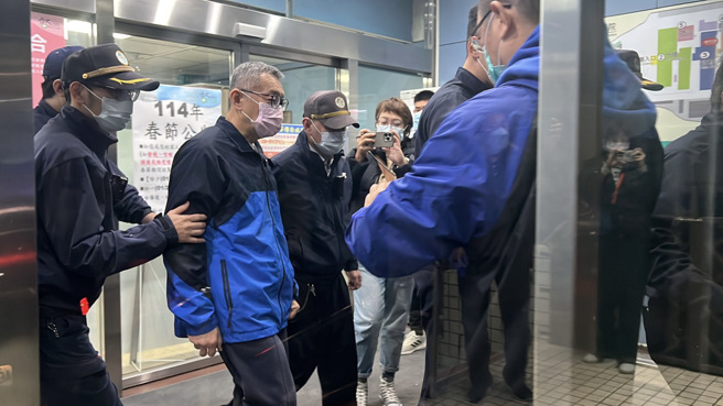 「柯爸」病情恶化再传命危，没想到17日一早8时40分传出柯爸病逝的消息。图为柯文哲1月22日晚间赴新竹医院探望柯爸爸。（资料照／王惠慧摄）