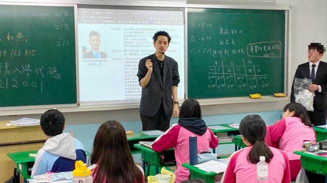 徐志男曾赴不少高中职招生，最远还自桃园到台东办演讲，多数活动没交通与食宿补助，自驾还得负责学生安全，常常累到在苏花公路打瞌睡，险象环生。（图／读者提供）