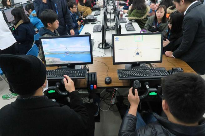 飞行模拟技术是不少学校招生亮点，然而台湾至今没有「机师」对应科系，专家呼吁高中职生别混淆了。（图／读者提供）