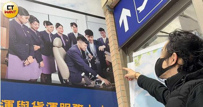 徐誌男指著宣傳海報感嘆，自己砸錢找彩妝替學生梳化，還替學校製作宣傳DM，卻遭學校「丁等不續聘」只能狼狽離開。如今重回校園看著大圖輸出海報，自己無限感嘆。（圖／黃耀徵攝）