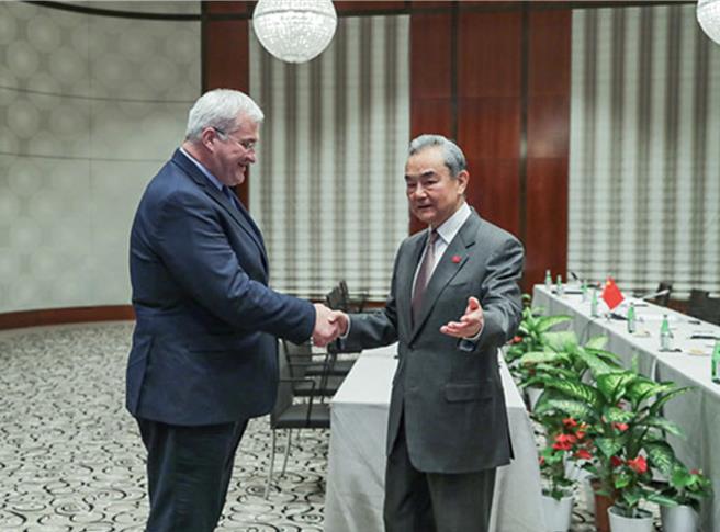 当地时间2025年2月15日晚，中共中央政治局委员、中国外交部长王毅在出席慕尼黑安全会议期间应约会见乌克兰外长瑟比加。（新华社）