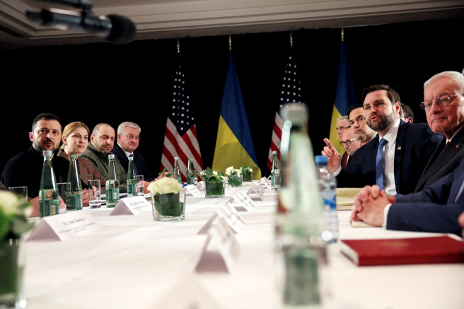 烏克蘭總統澤倫斯基未簽署美國提出的關鍵礦藏協議草案，他15日表示，美方草案不符合烏克蘭利益。圖為澤倫斯基與美國副總統范斯率領的代表團，14日在慕尼黑安全會議舉行場邊會議。（路透社）