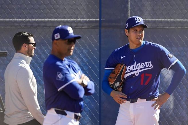 道奇总管戈梅兹(左起)、总教练罗伯兹、大谷翔平。（美联社）